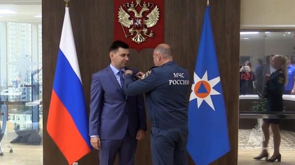 Награждение главы московского Росздравнадзора, который спас стюардессу во время полета