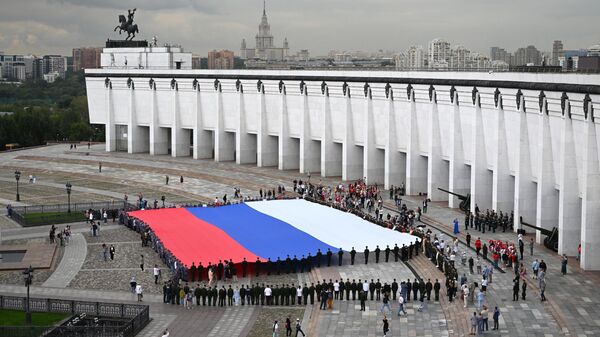 Российский флаг, развернутый на праздновании дня российского флага на Поклонной горе в Москве