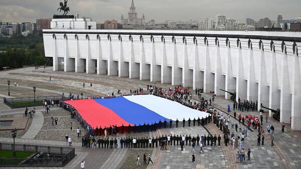 Российский флаг, развернутый на праздновании дня российского флага на Поклонной горе в Москве
