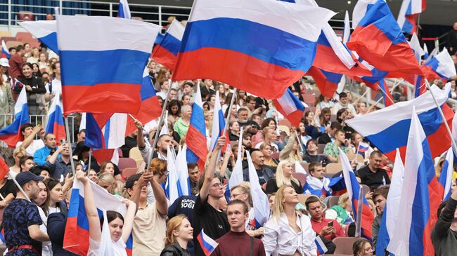 Зрители праздничных мероприятий на Большой спортивной арене в Лужниках в Москве, приуроченных ко Дню российского флага, в рамках Московского урбанистического форума - 2023
