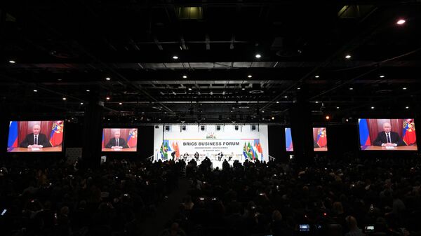 Трансляция обращения президента России Владимира Путина к участникам бизнес-форума саммита БРИКС в ЮАР
