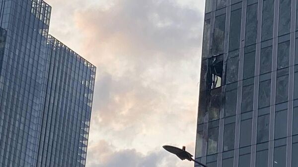 Повреждения и разбитые стекла в строящейся башне делового центра Москва-сити в результате атаки украинских беспилотников