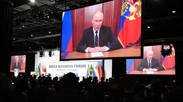 Трансляция обращения президента РФ Владимира Путина к участникам бизнес-форума саммита БРИКС в ЮАР