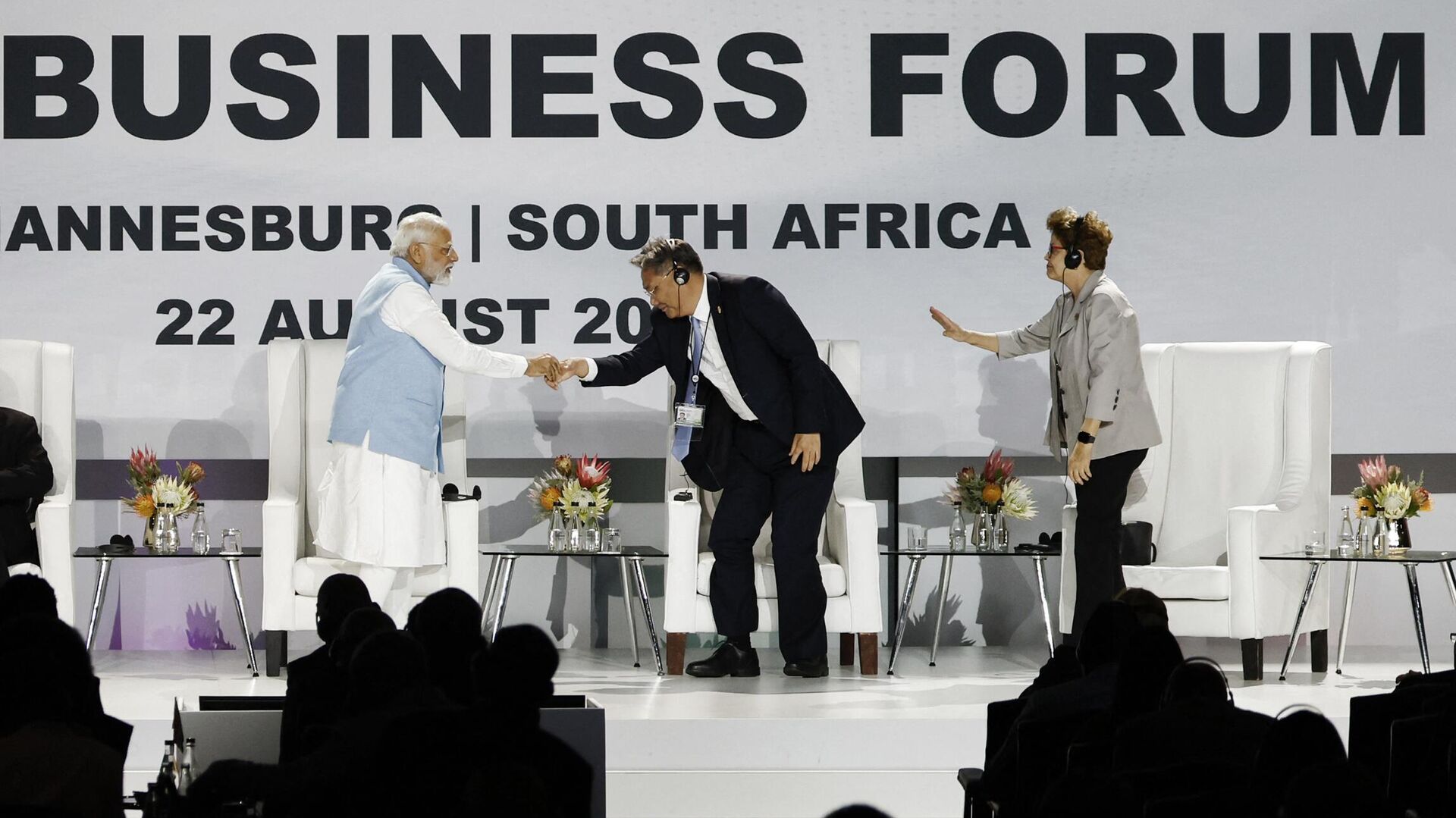 Премьер-министр Индии Нарендра Моди пожимает руку министру торговли Китая Ван Вэньтао на саммите БРИКС 2023 года в Конференц-центре Сэндтон в Йоханнесбурге - РИА Новости, 1920, 23.08.2023