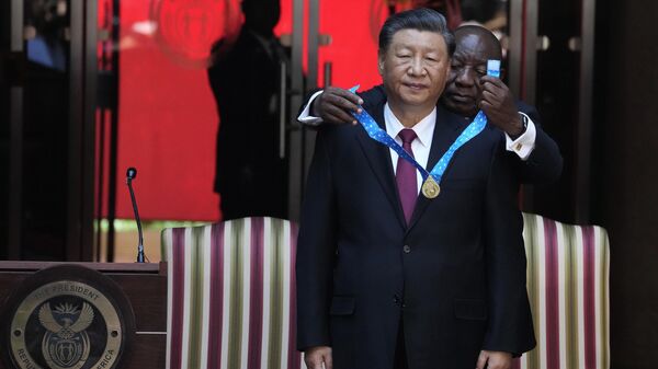 Председатель КНР Си Цзиньпин получает орден Южной Африки от президента Сирила Рамафосы в Юнион Билдинг в Претории, ЮАР