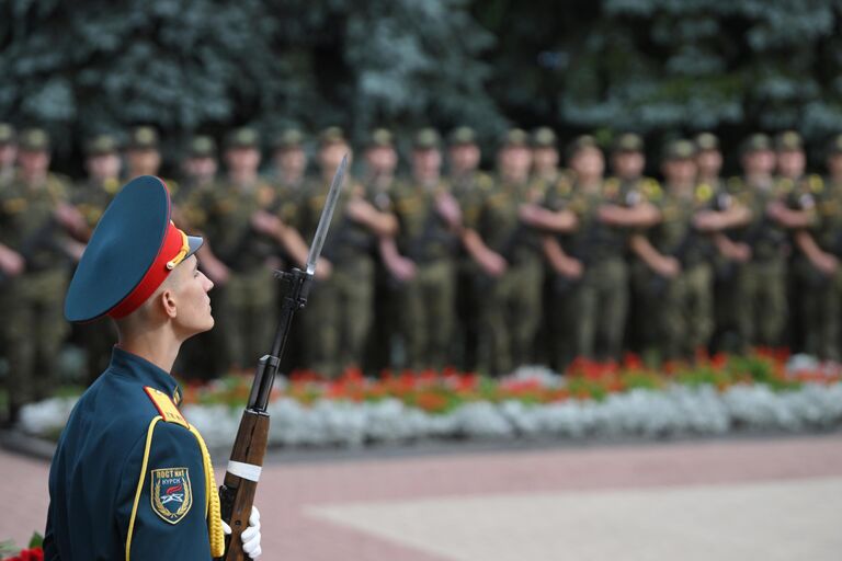 Военнослужащий роты почетного караула на церемонии возложения цветов и венков, посвященной 80-й годовщине Победы в Курской битве, на мемориальном комплексе Памяти павших в Великой Отечественной войне 1941-1945 гг. на площади Героев Курской битвы в Курске