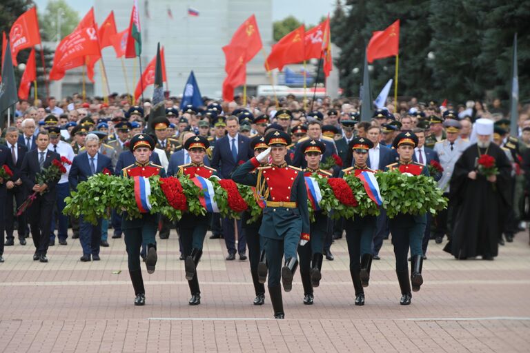 Рота почетного караула на церемонии возложения цветов и венков, посвященной 80-й годовщине Победы в Курской битве, на мемориальном комплексе Памяти павших в Великой Отечественной войне 1941-1945 гг. на площади Героев Курской битвы в Курске