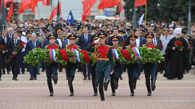 Рота почетного караула на церемонии возложения цветов и венков, посвященной 80-й годовщине Победы в Курской битве, на мемориальном комплексе Памяти павших в Великой Отечественной войне 1941-1945 гг. на площади Героев Курской битвы в Курске