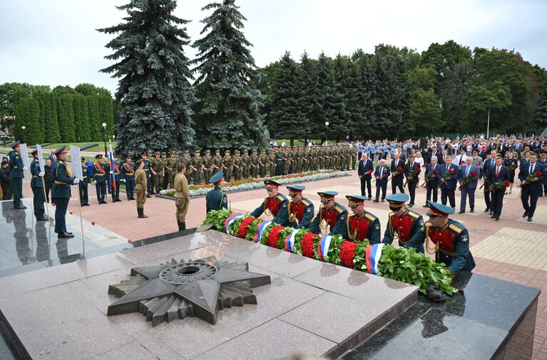 Церемония возложения цветов и венков, посвященная 80-й годовщине Победы в Курской битве, на мемориальном комплексе Памяти павших в Великой Отечественной войне 1941-1945 гг. на площади Героев Курской битвы в Курске