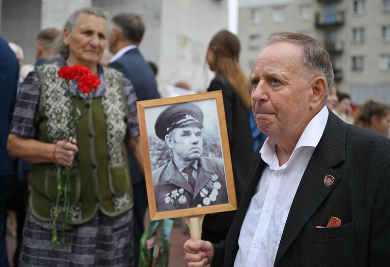 Участники церемонии возложения цветов и венков, посвященной 80-й годовщине Победы в Курской битве, на мемориальном комплексе Памяти павших в Великой Отечественной войне 1941-1945 гг. на площади Героев Курской битвы в Курске