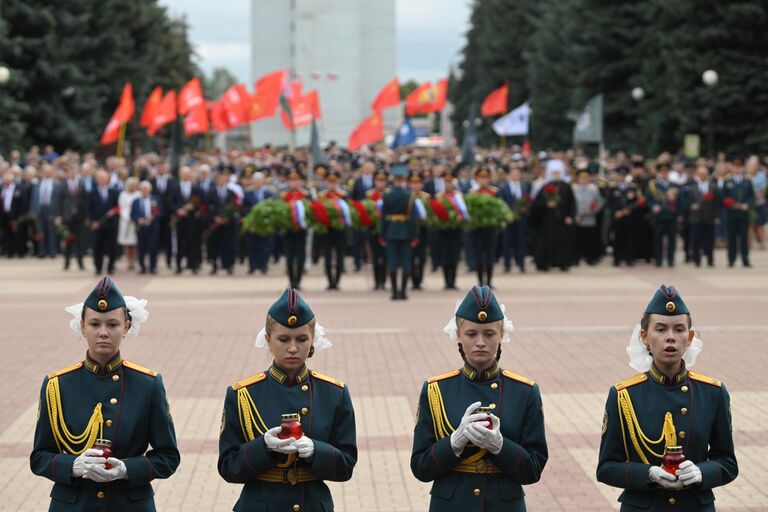 Церемония возложения цветов и венков, посвященная 80-й годовщине Победы в Курской битве, на мемориальном комплексе Памяти павших в Великой Отечественной войне 1941-1945 гг. на площади Героев Курской битвы в Курске