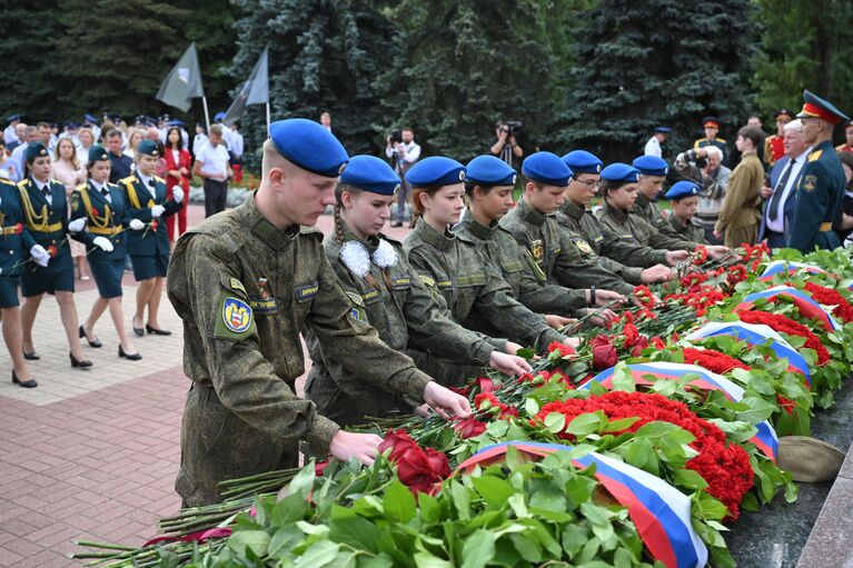 Военно-патриотический клуб ''Кремлевец'' принимают участие в церемонии возложения цветов и венков, посвященной 80-й годовщине Победы в Курской битве, на мемориальном комплексе Памяти павших в Великой Отечественной войне 1941-1945 гг. на площади Героев Курской битвы в Курске