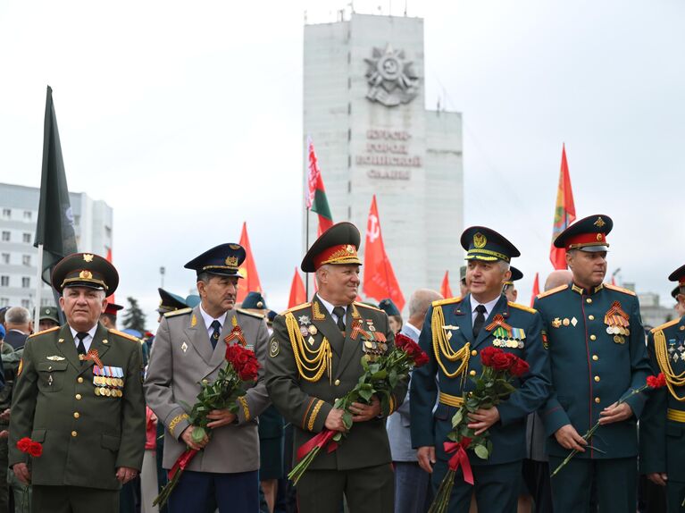 Военнослужащие на церемонии возложения цветов и венков, посвященной 80-й годовщине Победы в Курской битве, на мемориальном комплексе Памяти павших в Великой Отечественной войне 1941-1945 гг. на площади Героев Курской битвы в Курске