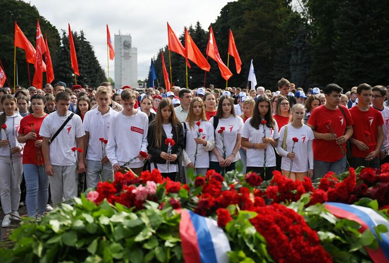 Церемония возложения цветов и венков, посвященная 80-й годовщине Победы в Курской битве, на мемориальном комплексе Памяти павших в Великой Отечественной войне 1941-1945 гг. на площади Героев Курской битвы в Курске