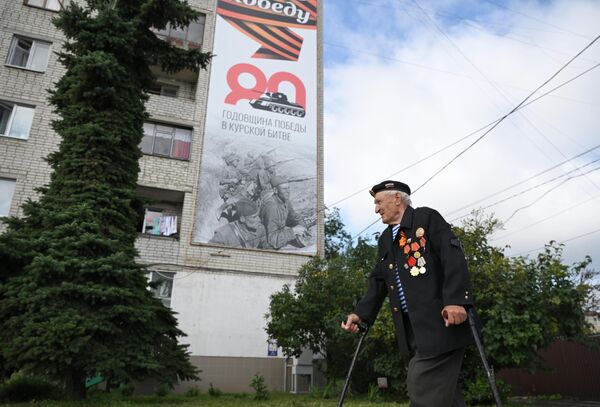 Ветеран во время мероприятий, посвященных 80-й годовщине Победы в Курской битве