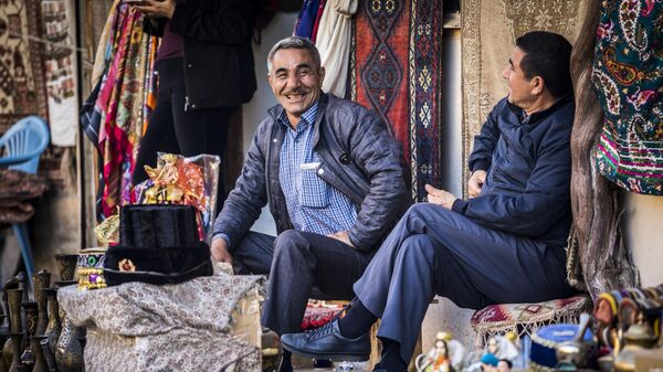 Мужчины на рынке в Баку 