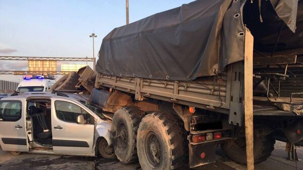 Последствия ДТП на 84-м км КАД с участием грузовика Урал-4320, перевозившего с объекта на объект группу бойцов 33-й бригады Росгвардии