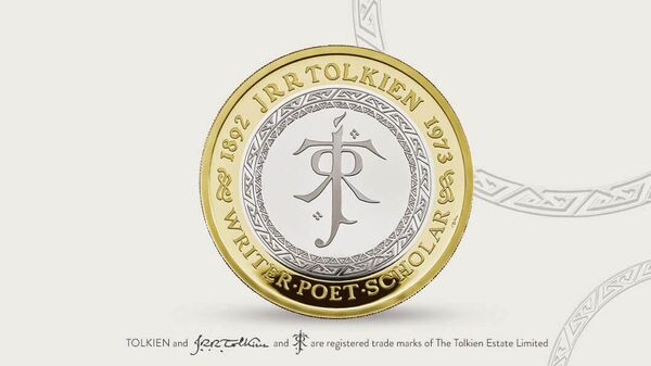 Монета, отчеканенная королевским монетным двором Великобритании и посвященная жизни и творчеству английского писателя Джона Рональда Руэла Толкина