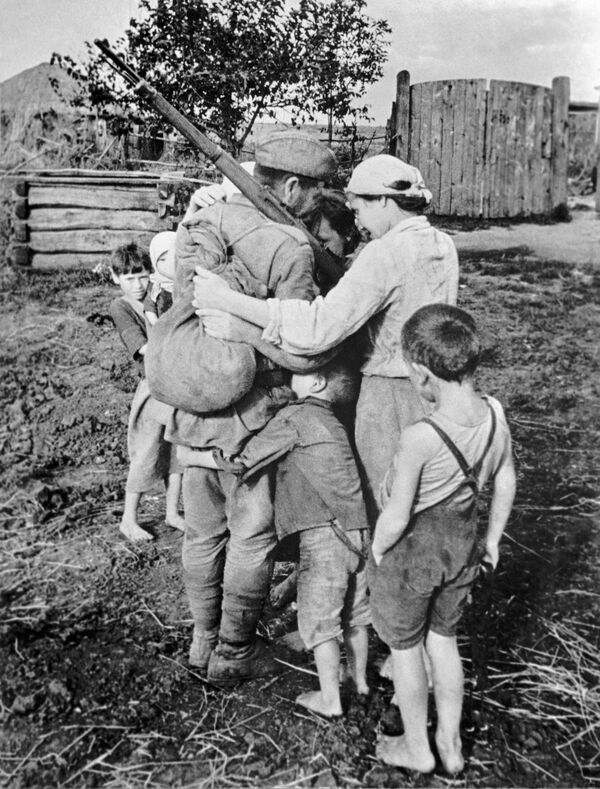 Возвращение солдата в освобожденное родное село. Сталинская область (ныне Донецкая Народная Республика). Август 1943 года