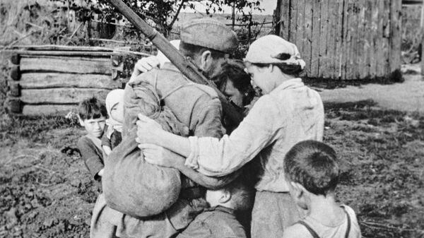 Возвращение солдата в освобожденное родное село. Сталинская область (ныне Донецкая Народная Республика). Август 1943 года