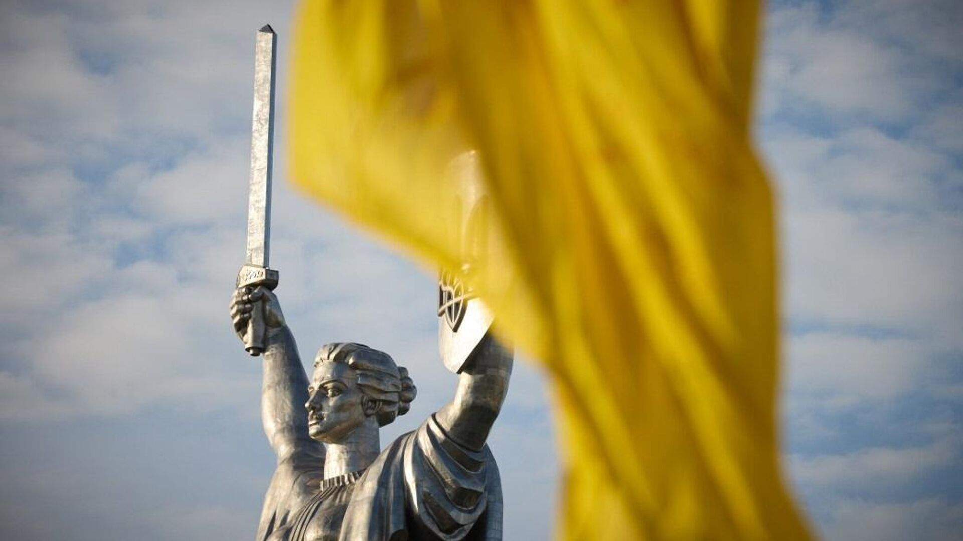Монумент Родина-мать в Киеве с обновленным гербом - РИА Новости, 1920, 02.11.2023