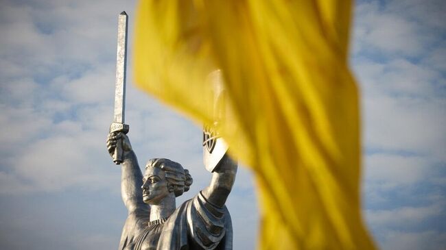 Монумент Родина-мать в Киеве с обновленным гербом