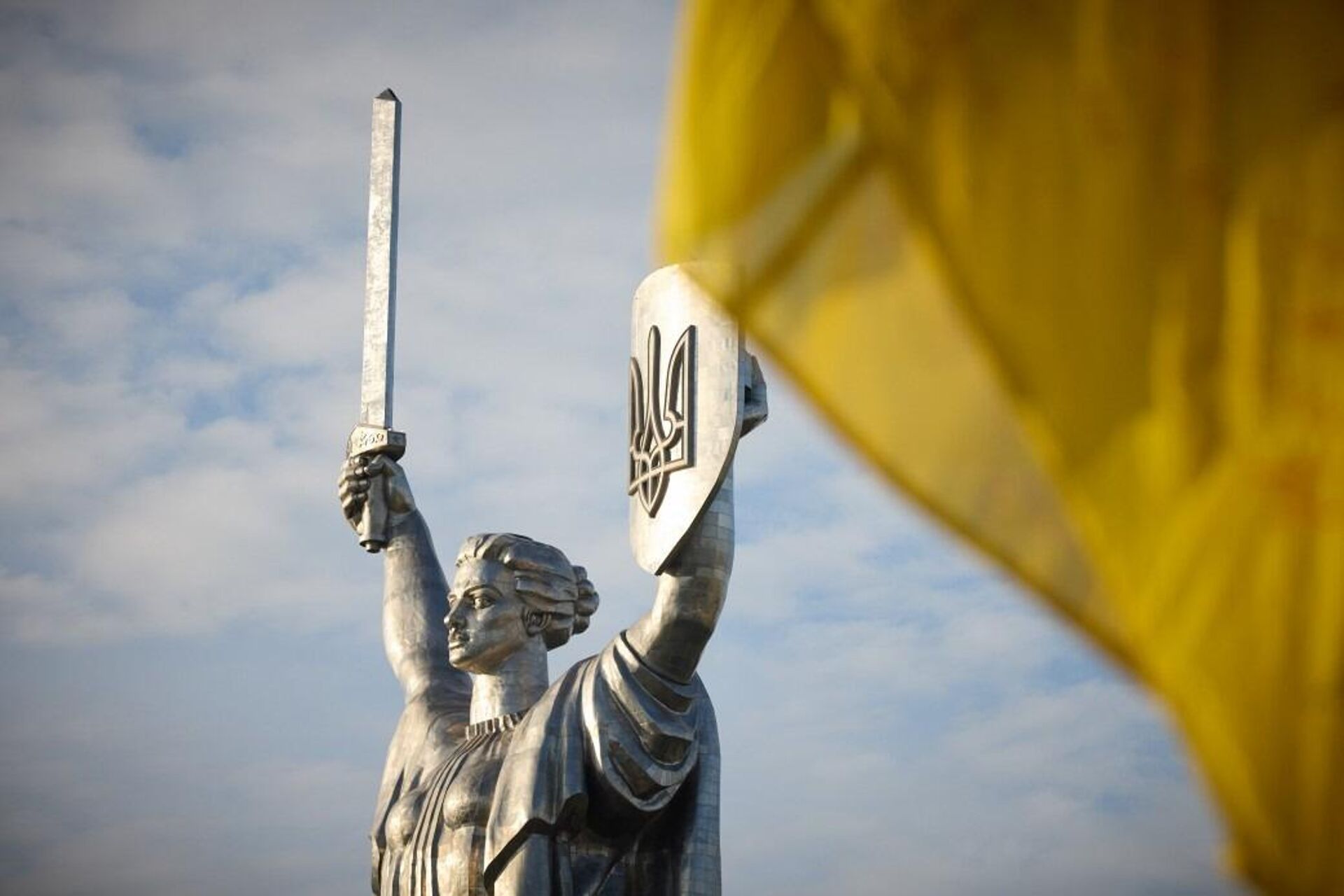 Монумент Родина-мать в Киеве с обновленным гербом - РИА Новости, 1920, 25.08.2023