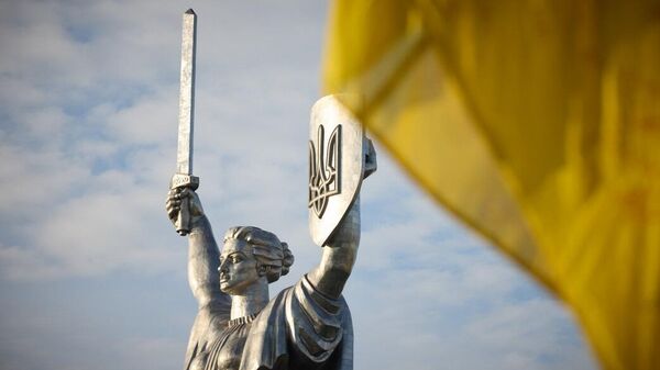 Монумент Родина-мать в Киеве с обновленным гербом