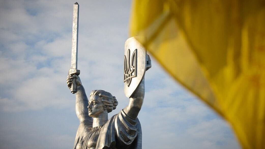 Монумент Родина-мать в Киеве с обновленным гербом - РИА Новости, 1920, 21.06.2024