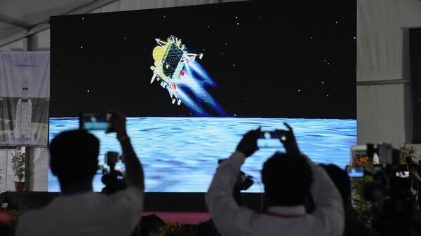 Прямая трансляция посадки космического корабля Чандраян-3 на Луну на объекте ISRO в Бангалоре