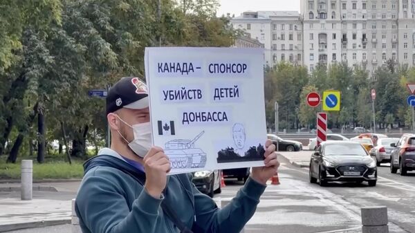 Пикет в поддержку дипломатов РФ в Канаде у здания посольства Великобритании в Москве