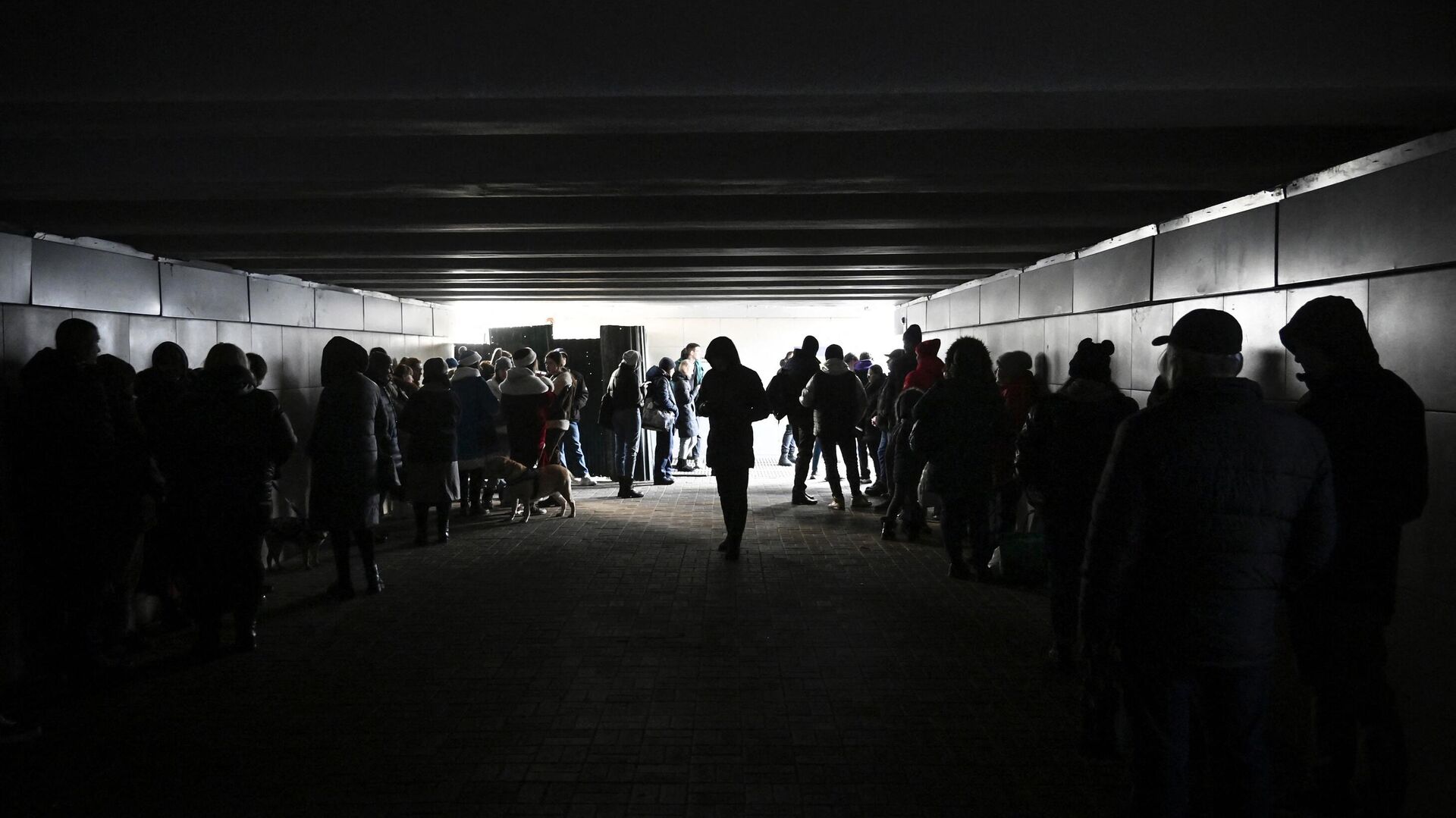 Люди прячутся в подземном пешеходном переходе во время воздушной тревоги - РИА Новости, 1920, 24.08.2023
