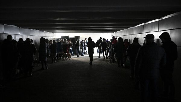 Люди прячутся в подземном пешеходном переходе во время воздушной тревоги