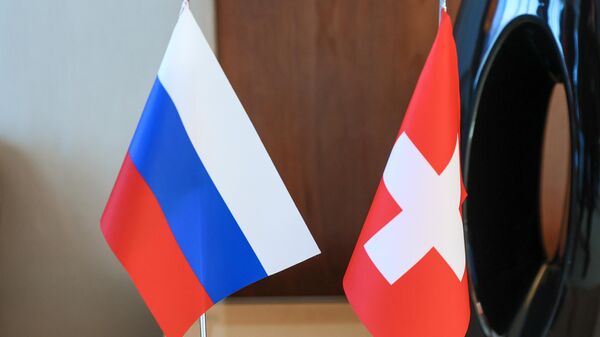 Встреча главы МИД РФ С. Лаврова с президентом Швейцарии И. Кассисом. Флажки России и Швейцарии