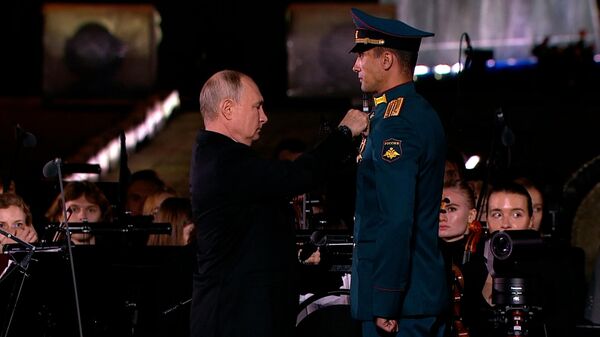 Путин награждает участников СВО на концерте в честь 80-летия победы в Курской битве