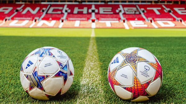 Мячи Лиги чемпионов на стадионе Манчестер Юнайтед Олд Траффорд