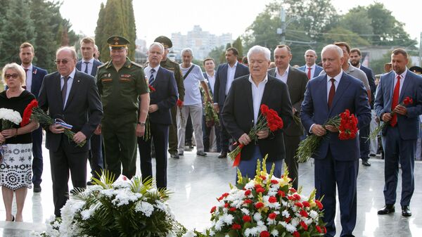 Игорь Додон на церемонии возложения цветов к памятнику освободителям Молдавии от фашизма в Кишиневе