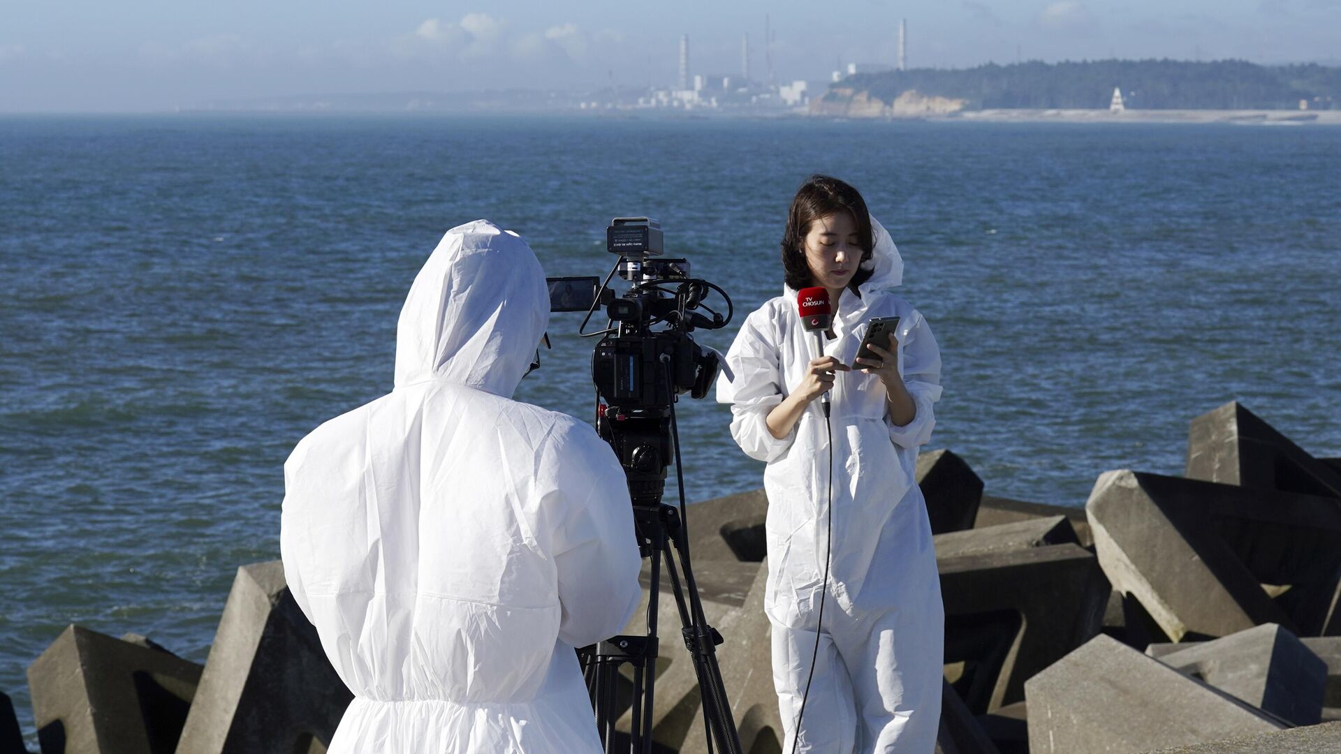 Журналисты недалеко от атомной электростанции Фукусима-1 после начала сброса воды в океан. 24 августа 2023 - РИА Новости, 1920, 24.08.2023