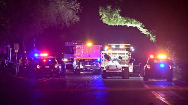 Полицейские и машины скорой помощи на месте стрельбы в баре в Калифорнии