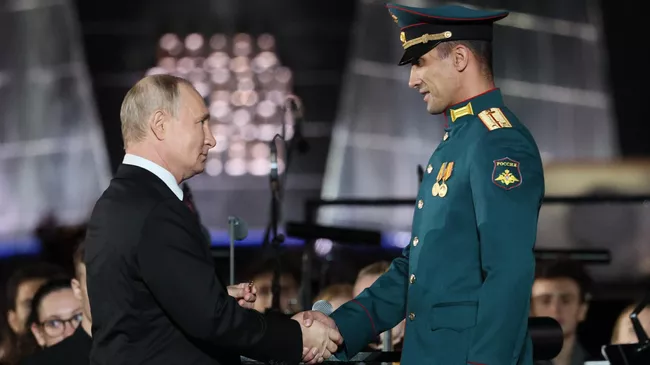 Президент РФ Владимир Путин и командир танковой роты Расим Баксиков удостоенный звания Герой России, на праздновании 80-летия победы в Курской битве. 23 августа 2023