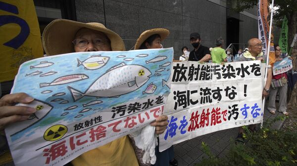 Акция протеста прошла у штаб-квартиры оператора АЭС Фукусима-1 компании ТЕРСО