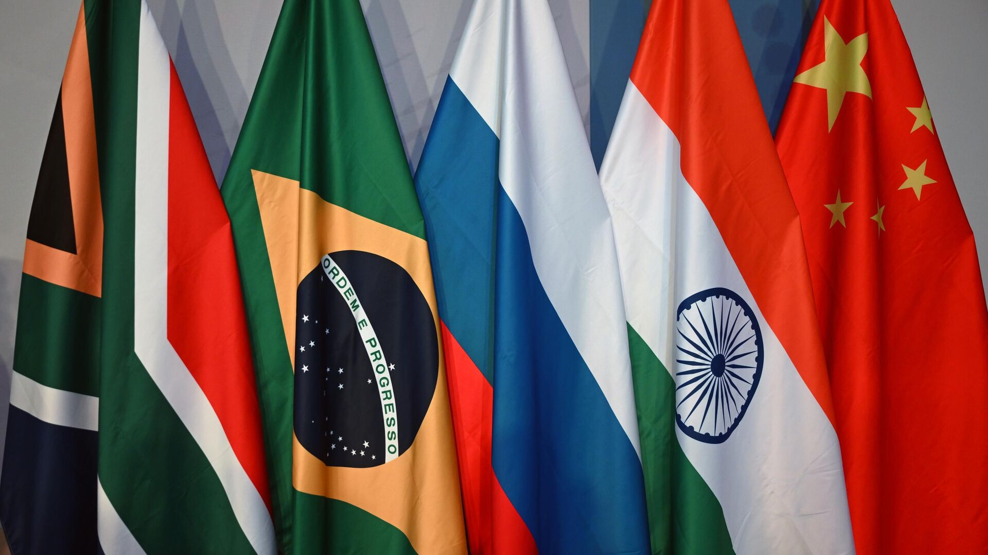 Флаги стран — участниц БРИКС в Йоханнесбурге - РИА Новости, 1920, 24.08.2023