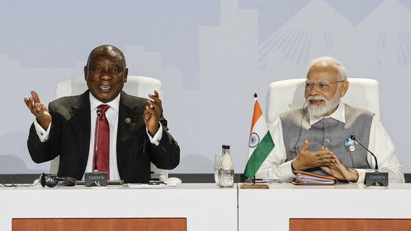 Президент ЮАР Сирил Рамафоса и премьер-министр Индии Нарендра Моди на итоговой пресс-конференции после совместного заседания лидеров БРИКС. 24 августа 2023
