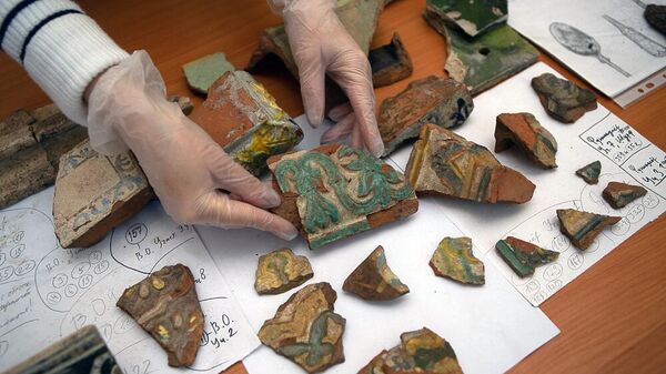 Артефакты, найденные в ходе раскопок на заброшенном кладбище XIX века в Кинель-Черкасском районе Самарской области