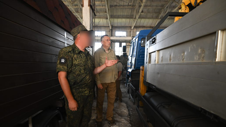 Дрозденко передал новую технику и гумпомощь военным в ДНР - РИА Новости, 1920, 24.08.2023