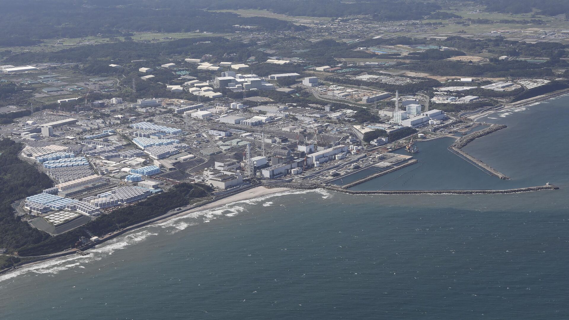 Вид атомной электростанции Фукусима-1 после начала сброса воды в океан, 24 августа 2023 года - РИА Новости, 1920, 24.08.2023