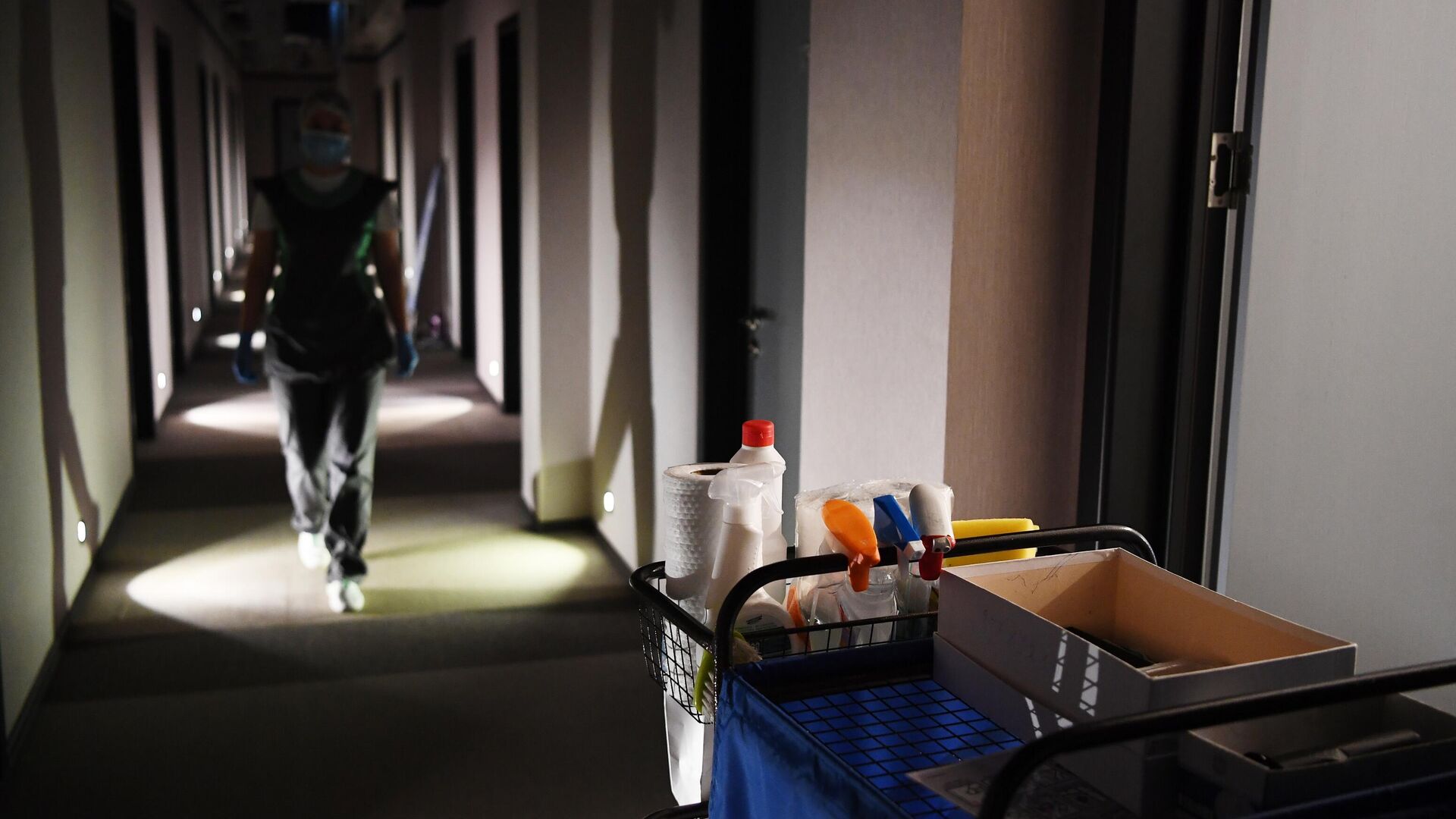 Горничная в коридоре отеля - РИА Новости, 1920, 08.08.2025