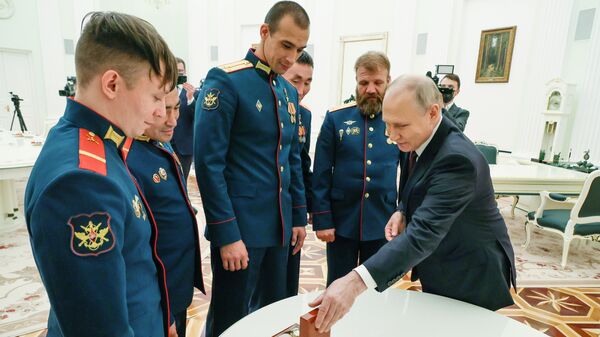 Президент РФ Владимир Путин во время встречи с экипажем танка Алеша
