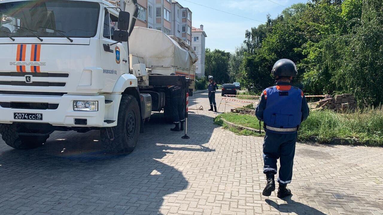 Спецслужбы на месте обнаружения авиабомбы в центре Балтийска - РИА Новости, 1920, 24.08.2023