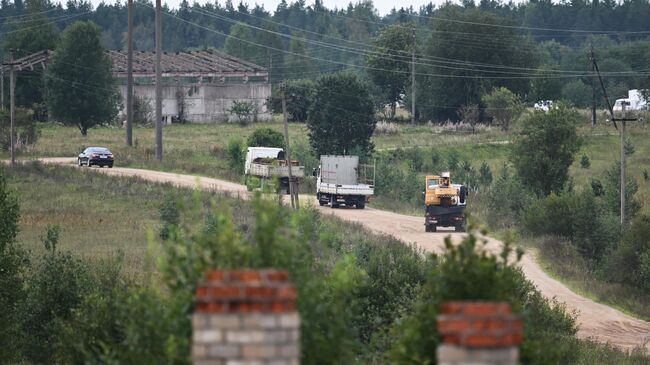 Грузовая техника готовится к вывозу обломков с места крушения частного самолета в селе Куженкино Бологовского района Тверской области